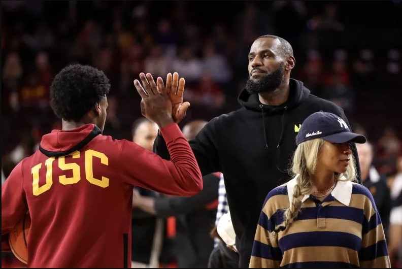 Bronny James Of The Usc Trojans Greets His Dad Lebron James Of The Los Angeles Lakers