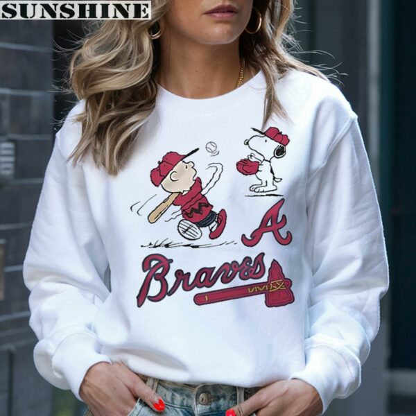 Charlie Brown And Snoopy Playing Baseball Atlanta Braves MLB Baseball Shirt 4 sweatshirt