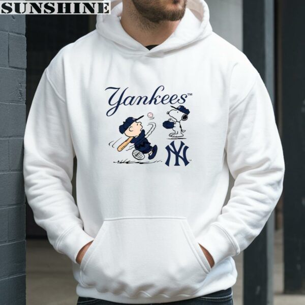 Charlie Brown And Snoopy Playing Baseball New York Yankees Shirt 3 hoodie