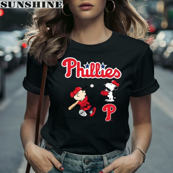 Charlie Brown And Snoopy Playing Baseball Philadelphia Phillies Shirt 2 women shirt