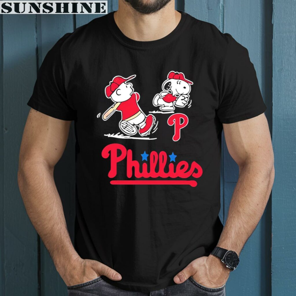 Charlie Brown And Snoopy Playing Baseball Philadelphia Phillies Shirt 