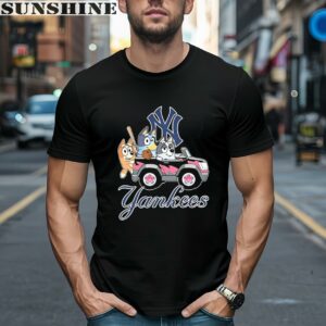 Official MLB New York Yankees Bluey Bandit Chilli And Aunt Trixie Driving Car T shirt 1 men shirt