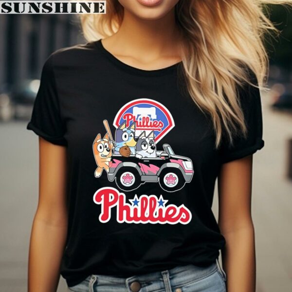Official MLB Philadelphia Phillies Bluey Bandit Chilli And Aunt Trixie Driving Car T shirt 2 women shirt