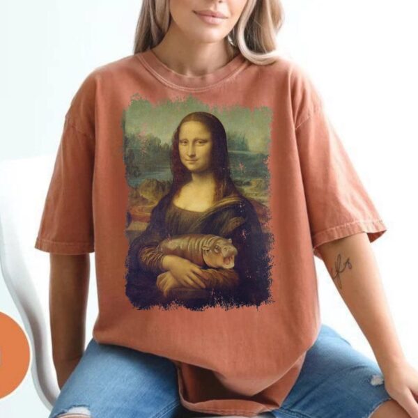 Moo Deng Mona Lisa Comfort Shirt Moo Deng Hippo The Famous Baby T Shirt Moo Deng Bouncy Pig T Shirt Baby Hippo Tee 4